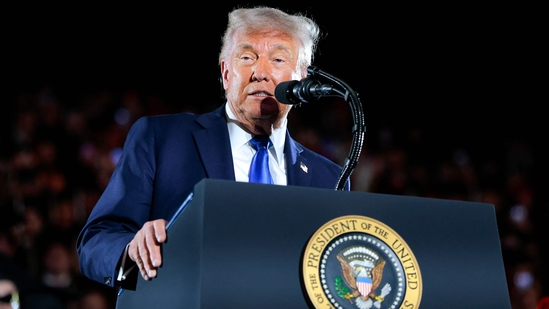 डोनाल्ड ट्रंप का नया प्रस्ताव: अमेरिका छोड़ने वाले अप्रवासियों को $1,000 और मुफ्त यात्रा&nbsp;सहायता